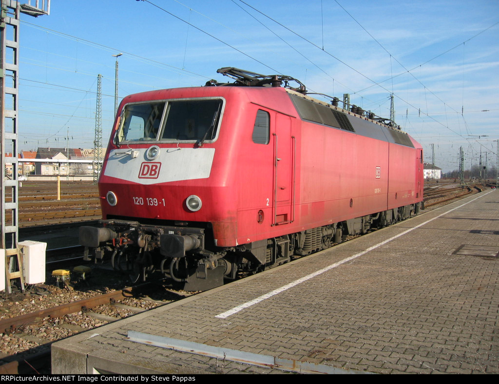 DB 120 class eletric at Karlsruehe Bahnhof